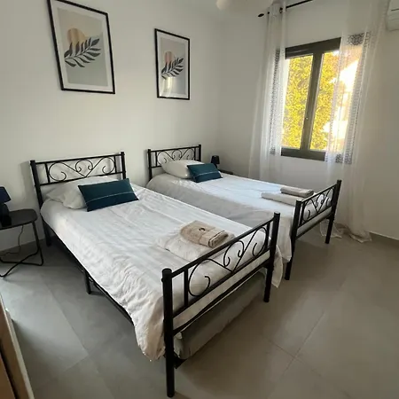 Villa 4 Avec Piscine En Bord De *