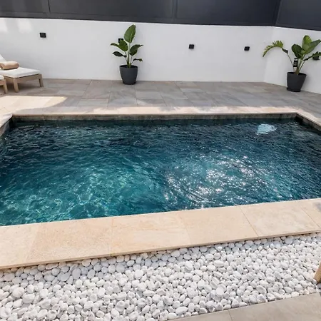 Villa 4 Avec Piscine En Bord De *