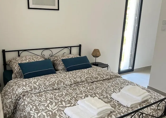 4 Avec Piscine En Bord De