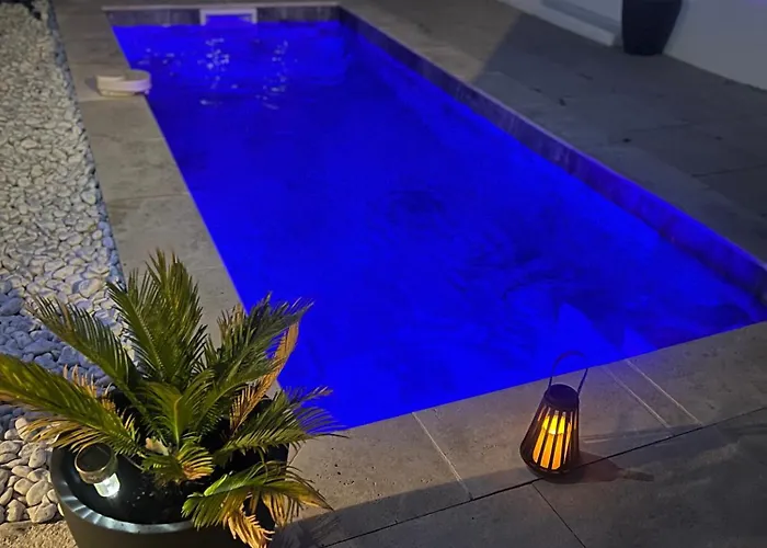 4 Avec Piscine En Bord De