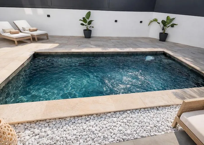 Villa 4 Avec Piscine En Bord De *