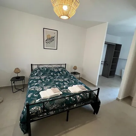 4 Avec Piscine En Bord De *