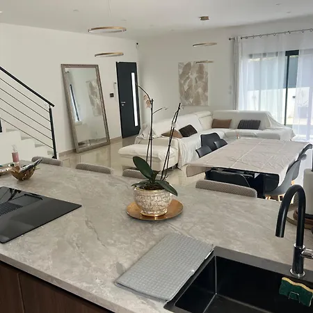 4 Avec Piscine En Bord De Villa