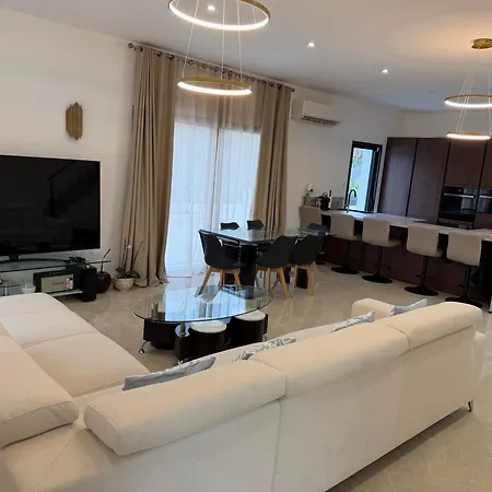 4 Avec Piscine En Bord De Villa