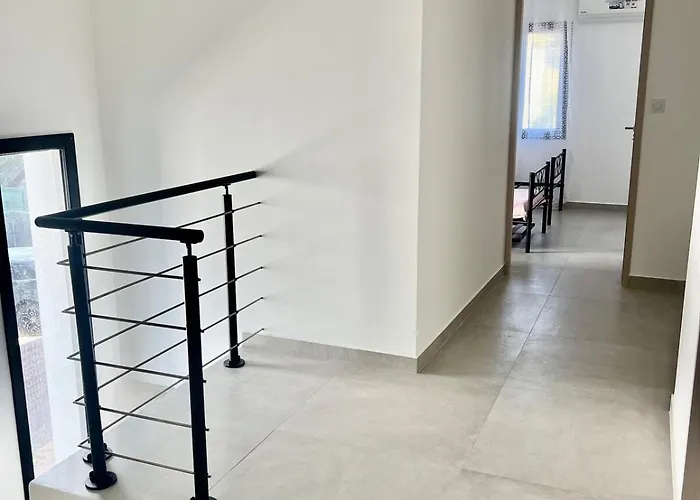 4 Avec Piscine En Bord De La Garde (Var)