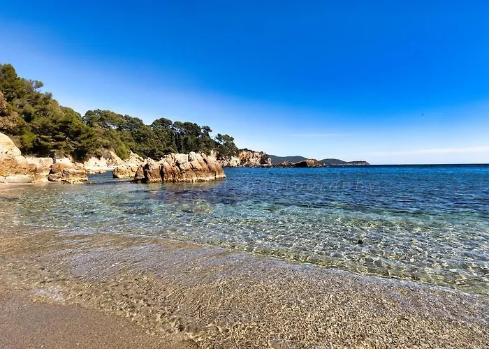 4 Avec Piscine En Bord De La Garde (Var)