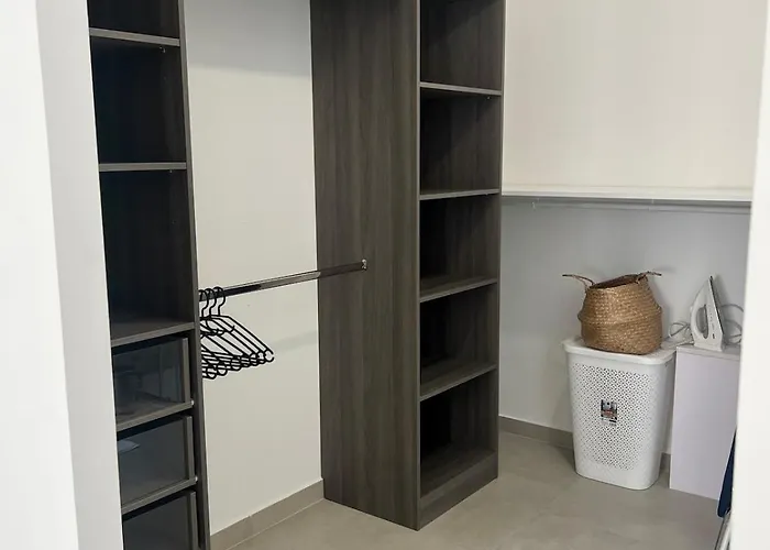 4 Avec Piscine En Bord De *