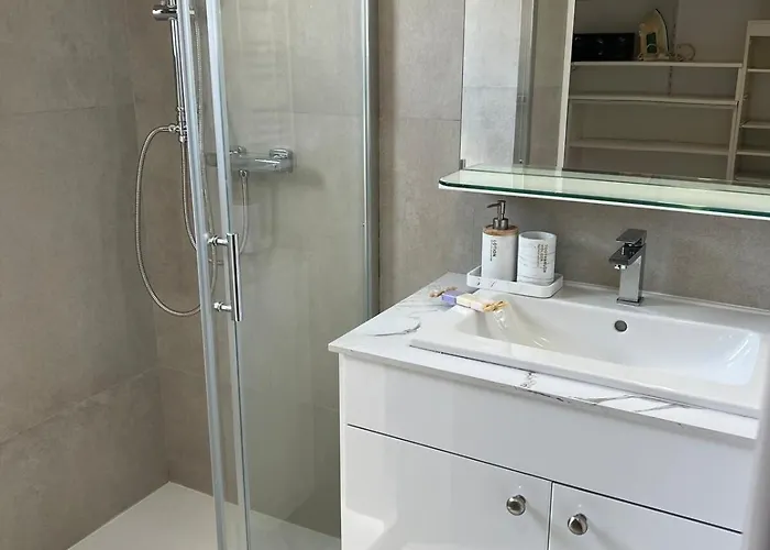 4 Avec Piscine En Bord De