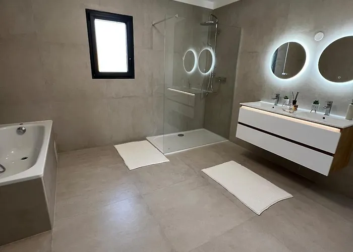 4 Avec Piscine En Bord De La Garde (Var)