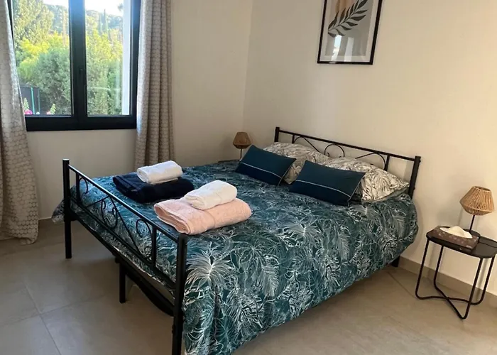 4 Avec Piscine En Bord De *