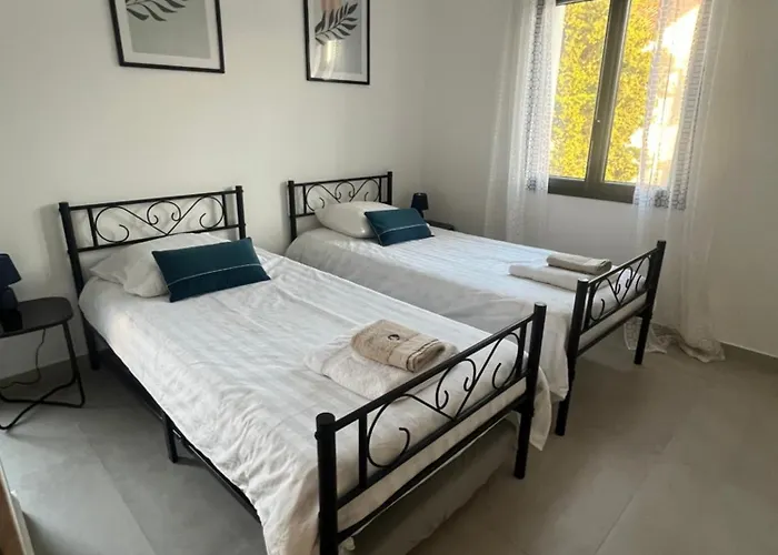 Villa 4 Avec Piscine En Bord De *