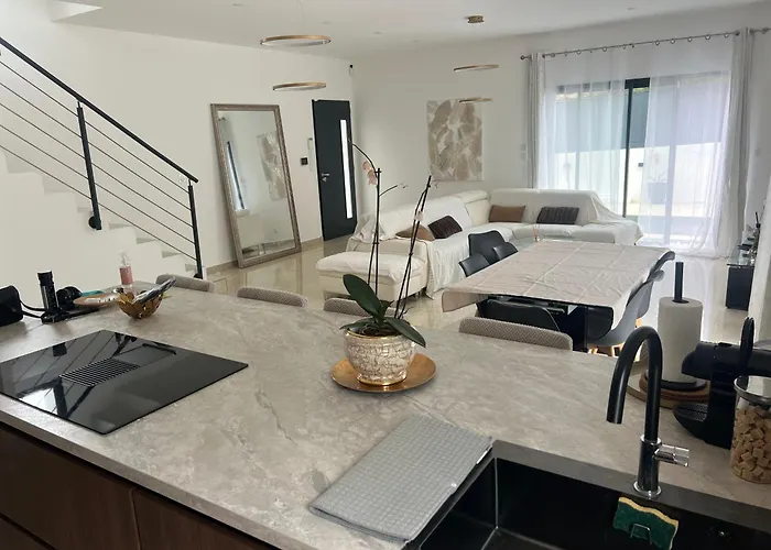 4 Avec Piscine En Bord De Villa