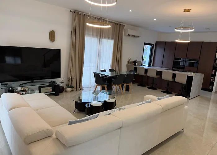 4 Avec Piscine En Bord De Villa